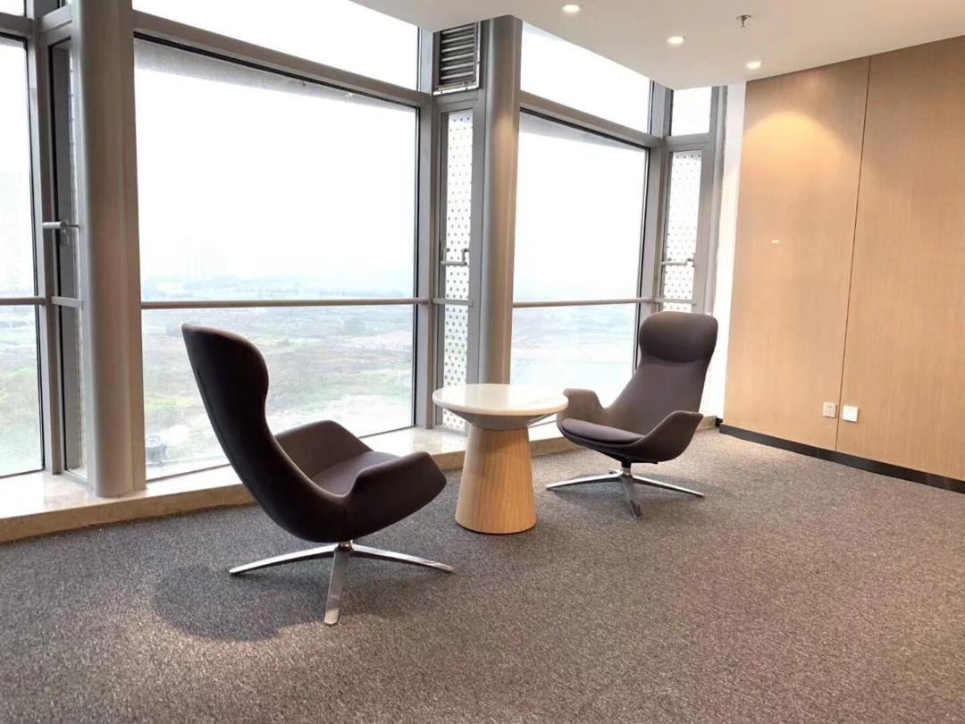 https://buzzseating.com/wp-content/uploads/2019/08/leather-office-chairs-collaborative-seating.jpg
